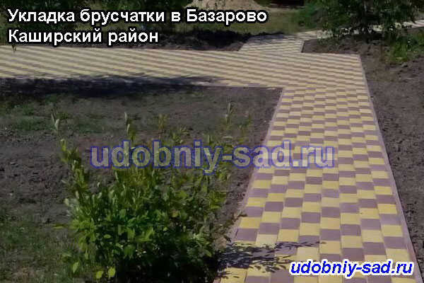 Пешеходные дорожки и зона барбекю с укладкой двухцветной брусчаткой на даче (село Базарово Каширского района Московской области)