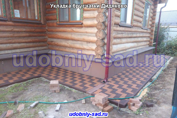 Укладка брусчатки собственного производства на даче в деревне Дидяково